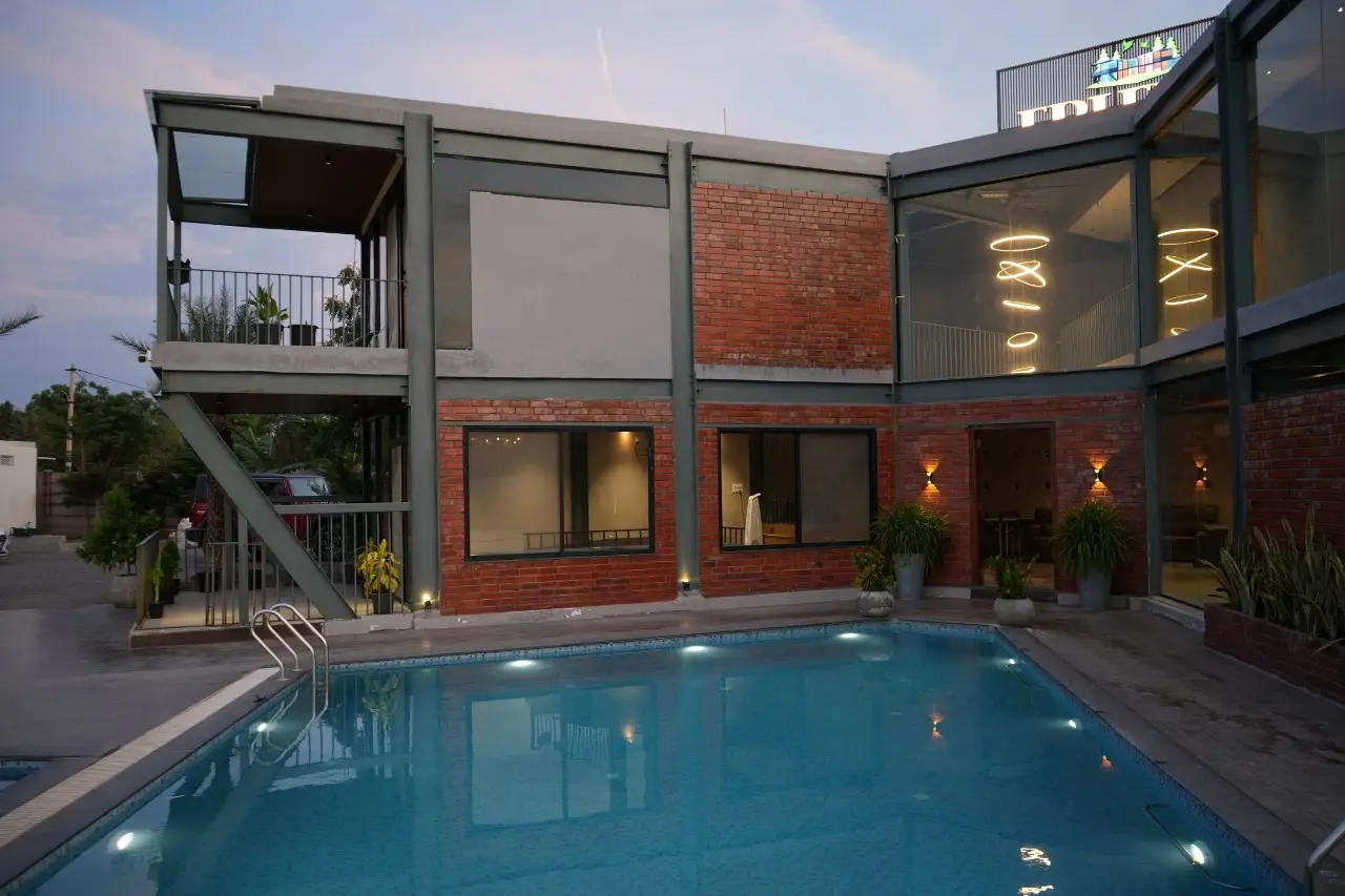 Fieldstone Escape, private farmhouse in Aziz Nagar, Moinabad