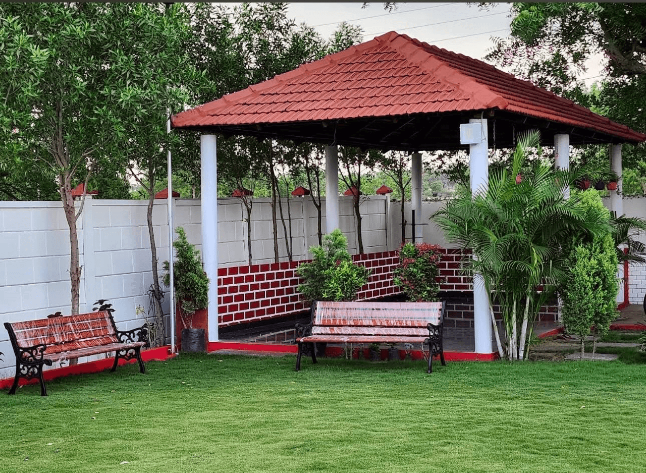 Outdoor sit-out at Cozzy Farm Stay, Kanakamamidi, Moinabad