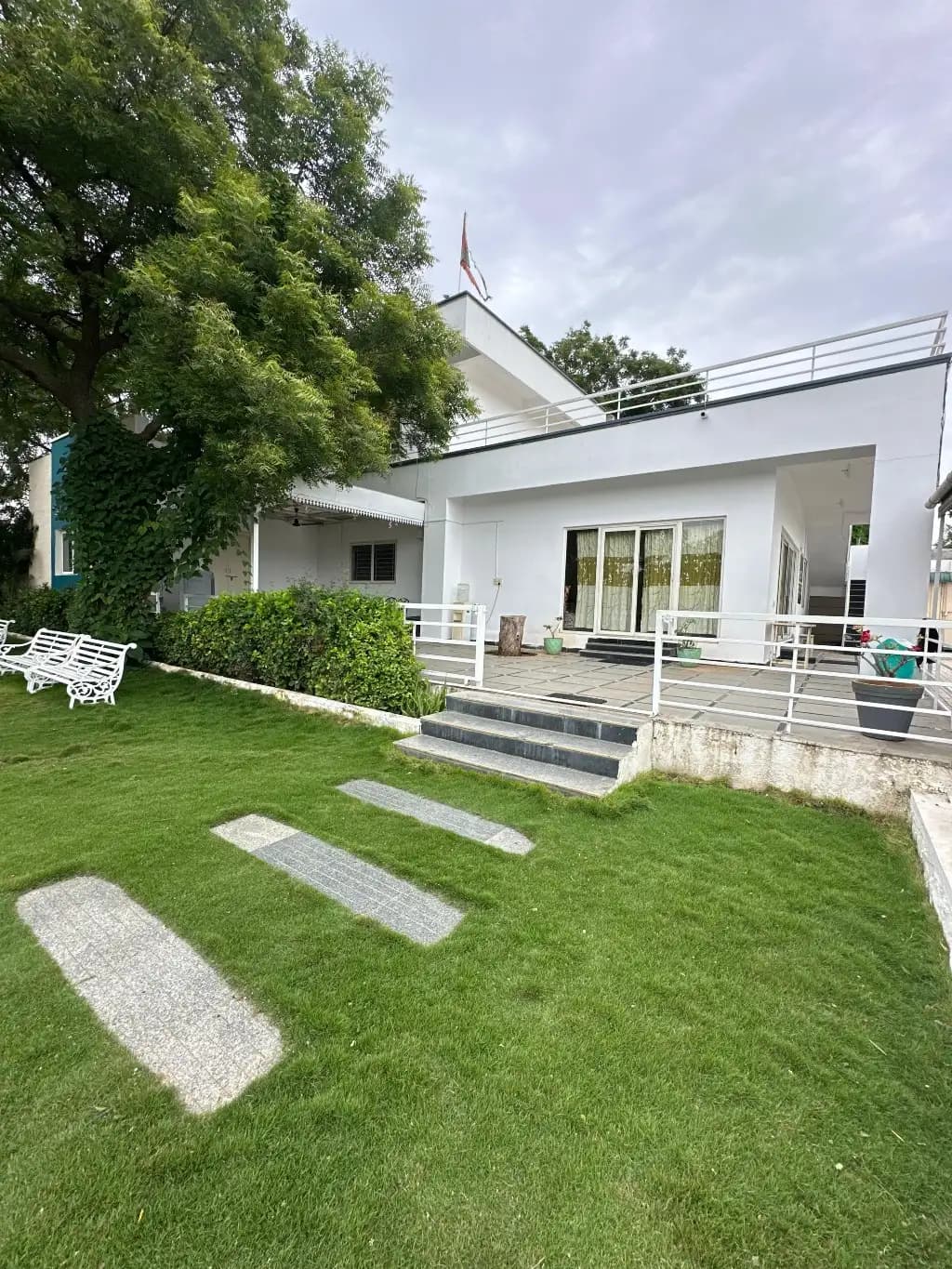 White House with Box Cricket, private farmhouse in Moinabad
