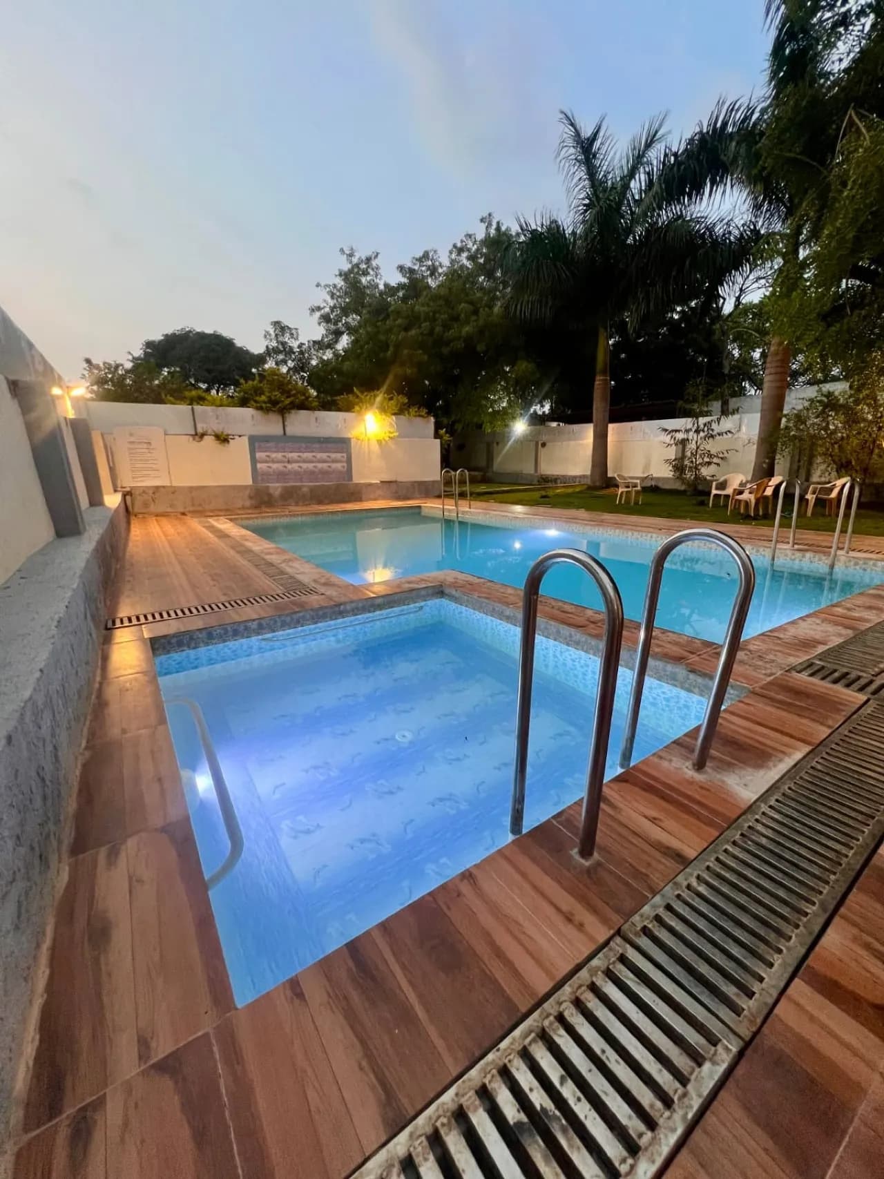 Private swimming pool at Candy Farm Stay, Moinabad